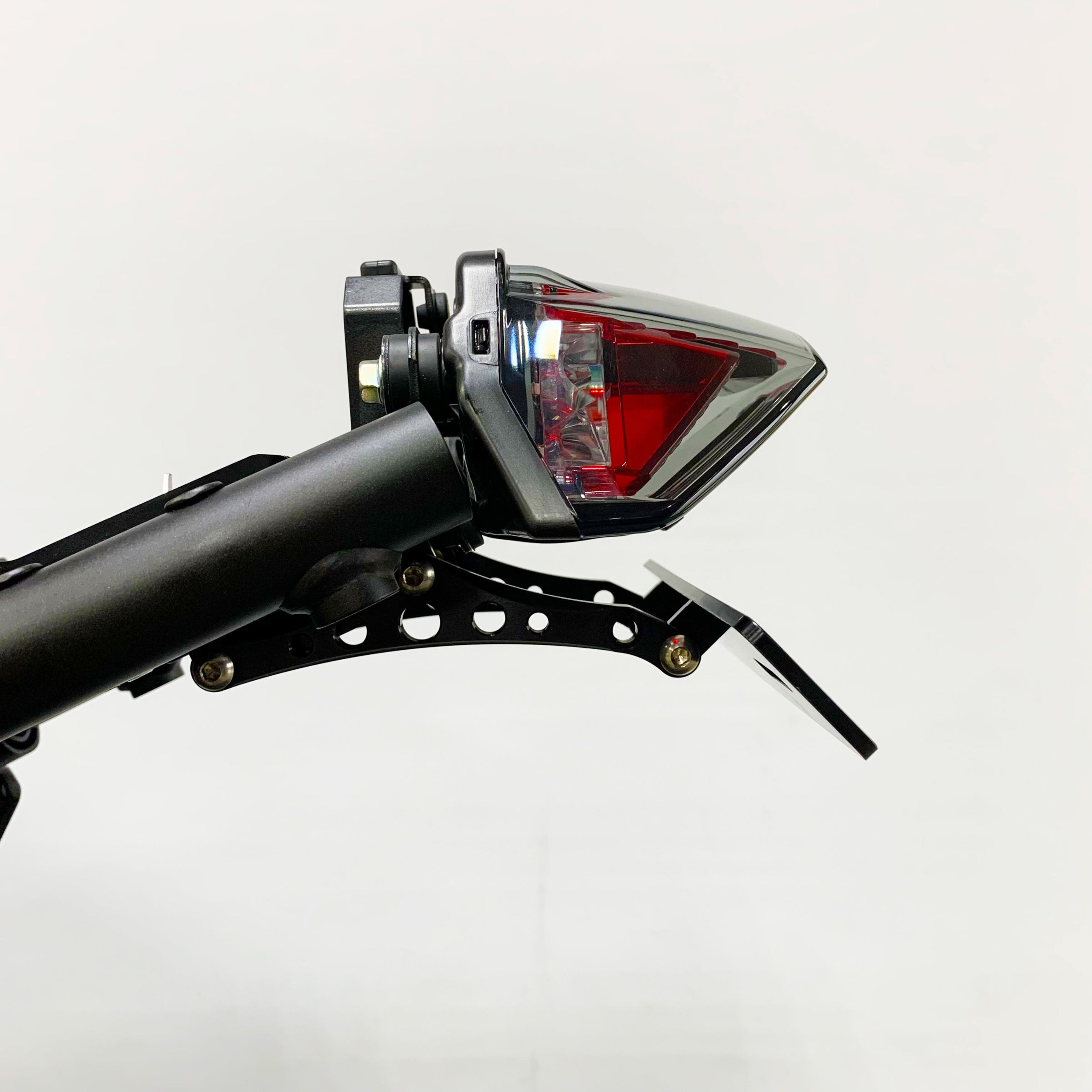 ライセンスプレートホルダーV2【FEYX922V2W】 | YMCK Component