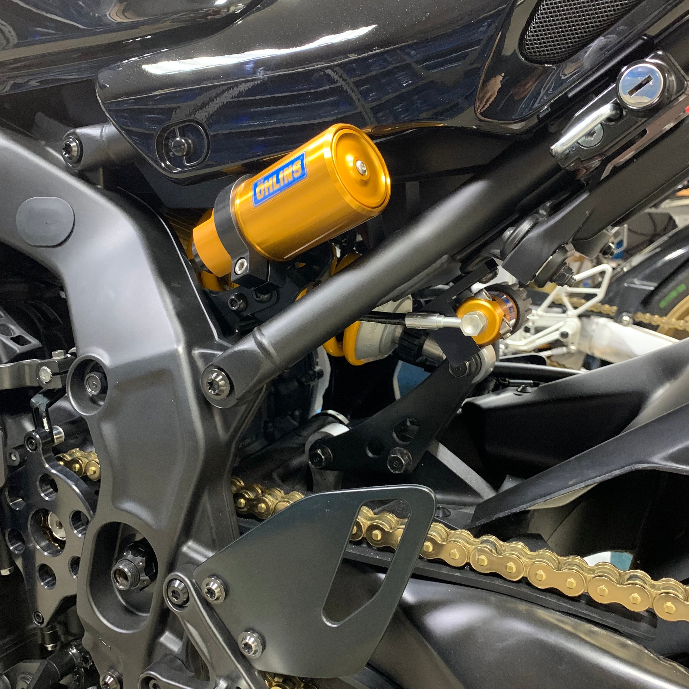 YMCK Component】09SPOEMオーリンズCNCブラケット 【XSR900 2022 YMCK Component】09SPOEMオーリンズCNCブラケット 【XSR900 2022