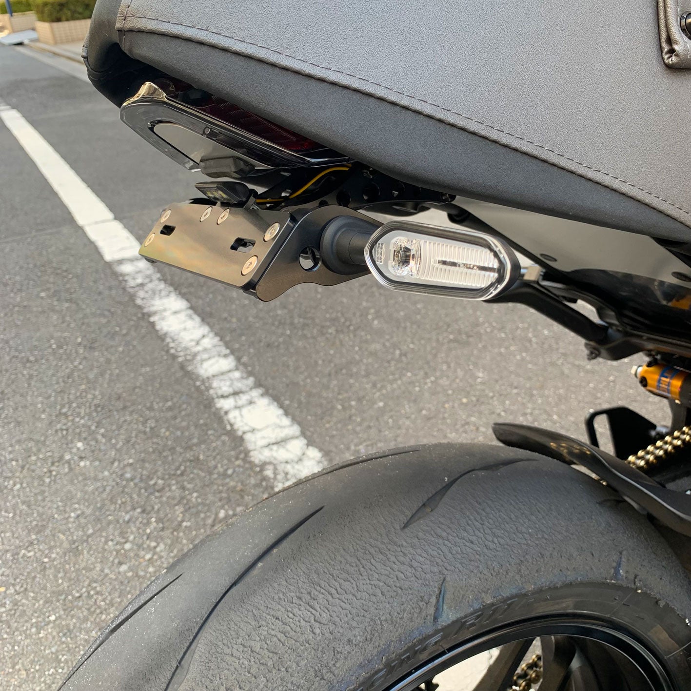 XSR900・XSR900GP ライセンスプレートホルダーV2【FEYX922V2W】｜A2017