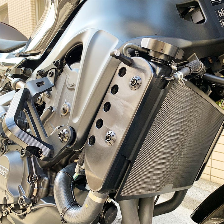 ヤマハ純正 XSR900 22ラジエターサイドカバー/ウインカー移設